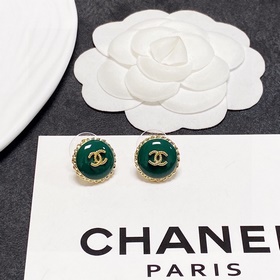 Chanel Маленькие сережки-гвоздики весеннем зеленом цвете. Новинка