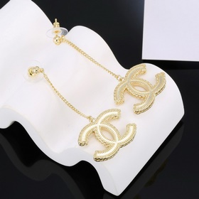 Chanel Серьги-гвоздики Популярная модель! Самая высококачественна