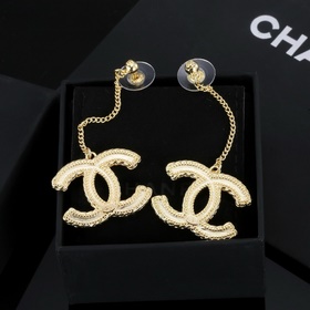 Chanel Серьги-гвоздики Популярная модель! Самая высококачественна