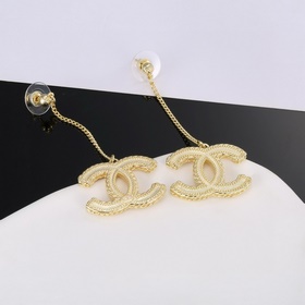 Chanel Серьги-гвоздики Популярная модель! Самая высококачественна