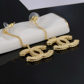 Chanel Серьги-гвоздики Популярная модель! Самая высококачественна