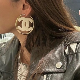 Chanel маленькие серьги с двойным C из простого черного и белого