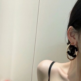 Chanel маленькие серьги с двойным C из простого черного и белого 