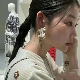 Chanel маленькие серьги с двойным C из простого черного и белого 