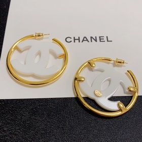 Chanel маленькие серьги с двойным C из простого черного и белого 