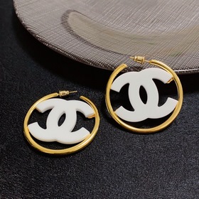 Chanel маленькие серьги с двойным C из простого черного и белого 