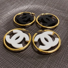 Chanel маленькие серьги с двойным C из простого черного и белого 