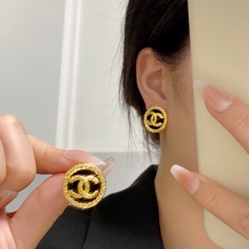Chanel маленькие винтажные серьги-гвоздики красного цвета, средне