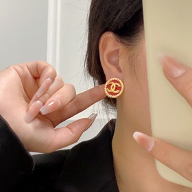 Chanel маленькие винтажные серьги-гвоздики красного цвета, средне