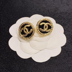 Chanel маленькие винтажные серьги-гвоздики красного цвета, средне