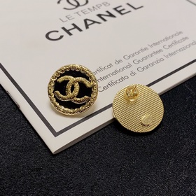 Chanel маленькие винтажные серьги-гвоздики красного цвета, средне
