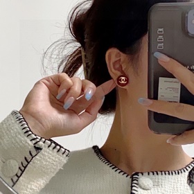 Маленькие серьги Chanel с красными жемчужинами, новогодний красны