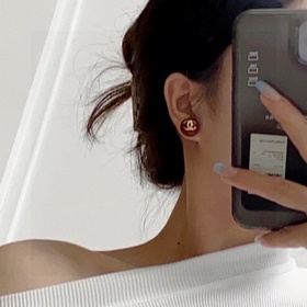 Маленькие серьги Chanel с красными жемчужинами, новогодний красны