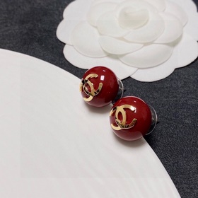 Маленькие серьги Chanel с красными жемчужинами, новогодний красны