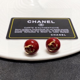 Маленькие серьги Chanel с красными жемчужинами, новогодний красны