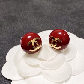 Маленькие серьги Chanel с красными жемчужинами, новогодний красны