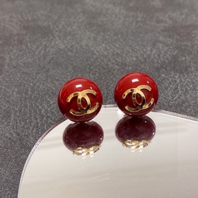 Маленькие серьги Chanel с красными жемчужинами, новогодний красны