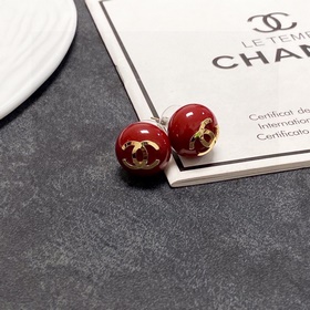 Маленькие серьги Chanel с красными жемчужинами, новогодний красны