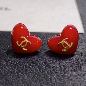 Chanel Маленькие серьги-гвоздики в форме сердца в красном цвете к