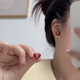 Chanel Маленькие серьги-гвоздики в форме сердца в красном цвете к