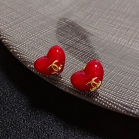 Chanel Маленькие серьги-гвоздики в форме сердца в красном цвете к