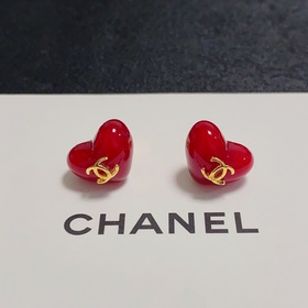 Chanel Маленькие серьги-гвоздики в форме сердца в красном цвете к