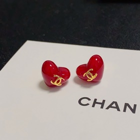 Chanel Маленькие серьги-гвоздики в форме сердца в красном цвете к
