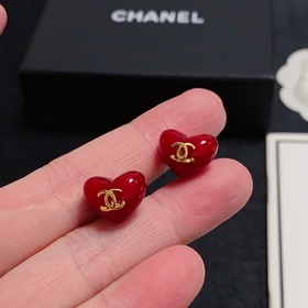 Chanel Маленькие серьги-гвоздики в форме сердца в красном цвете к