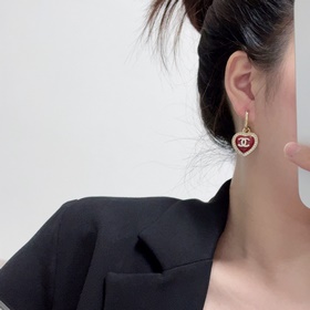 Высококачественные серьги Chanel с двойным C-образным символом в 