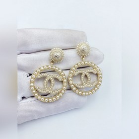 Маленькие серьги Chanel с жемчужинами в стиле летнего свежего бри