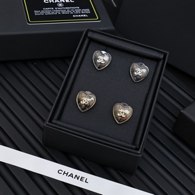 Chanel 24K сережки-гвоздики в форме сердца с кружевом, внутри кру