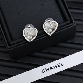 Chanel 24K сережки-гвоздики в форме сердца с кружевом, внутри кру