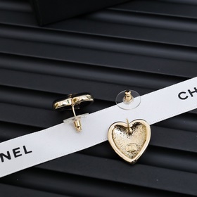 Chanel 24K сережки-гвоздики в форме сердца с кружевом, внутри кру