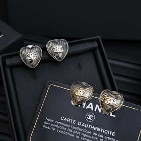 Chanel 24K сережки-гвоздики в форме сердца с кружевом, внутри кру