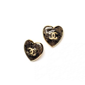 Chanel 24K сережки-гвоздики в форме сердца с кружевом, внутри кру