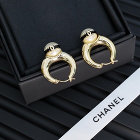 Chanel жемчужно-черные серьги с двойным C из эмали, восхитительны