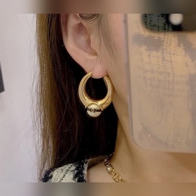 Chanel жемчужно-черные серьги с двойным C из эмали, восхитительны