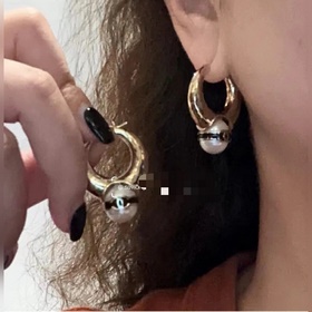 Chanel жемчужно-черные серьги с двойным C из эмали, восхитительны