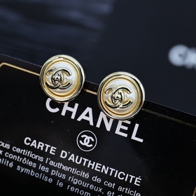 Chanel – модные в этом сезоне серьги-гвоздики с двойной буквой C.