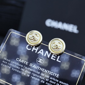 Chanel – модные в этом сезоне серьги-гвоздики с двойной буквой C.