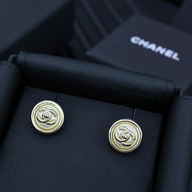 Chanel – модные в этом сезоне серьги-гвоздики с двойной буквой C.