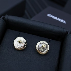 Chanel – модные в этом сезоне серьги-гвоздики с двойной буквой C.