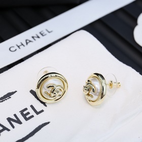 Chanel – модные в этом сезоне серьги-гвоздики с двойной буквой C.