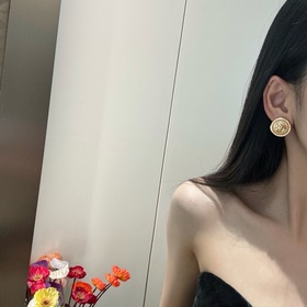 Chanel – модные в этом сезоне серьги-гвоздики с двойной буквой C.