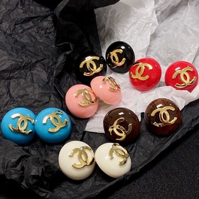 Маленькие серьги Chanel в стиле «маленький аромат» — все модницы