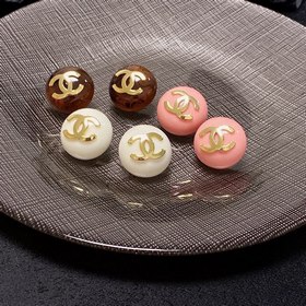 Маленькие серьги Chanel в стиле «маленький аромат» — все модницы