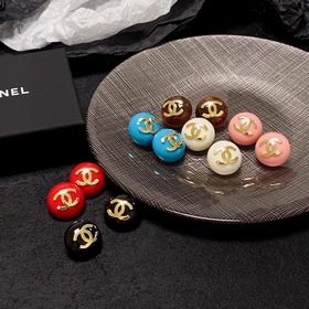 Маленькие серьги Chanel в стиле «маленький аромат» — все модницы