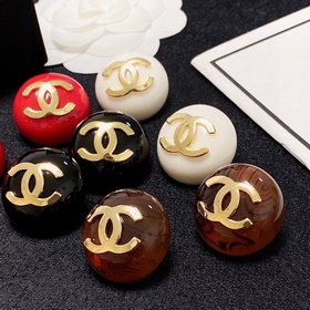 Маленькие серьги Chanel в стиле «маленький аромат» — все модницы