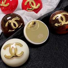 Маленькие серьги Chanel в стиле «маленький аромат» — все модницы 