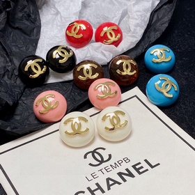 Маленькие серьги Chanel в стиле «маленький аромат» — все модницы 
